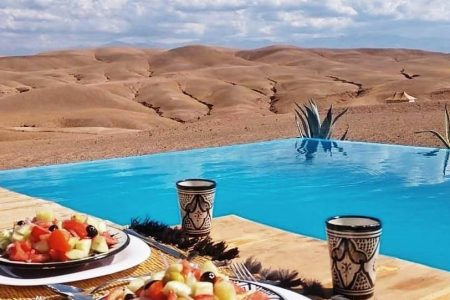 Journée piscine au désert d’Agafay, déjeuner, quad et dromadaire au coucher du soleil